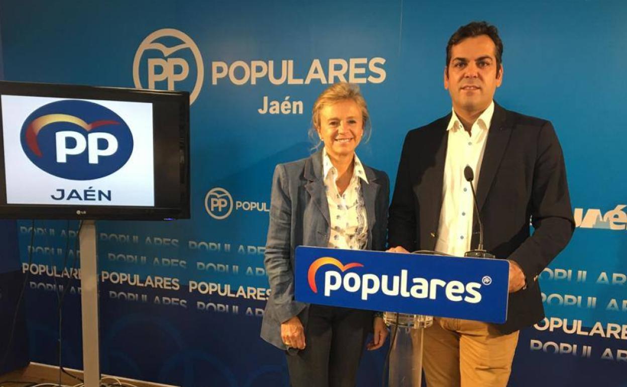 El presidente del PP provincial, Juan Diego Requena, y la diputada jienense María Luisa del Moral. 