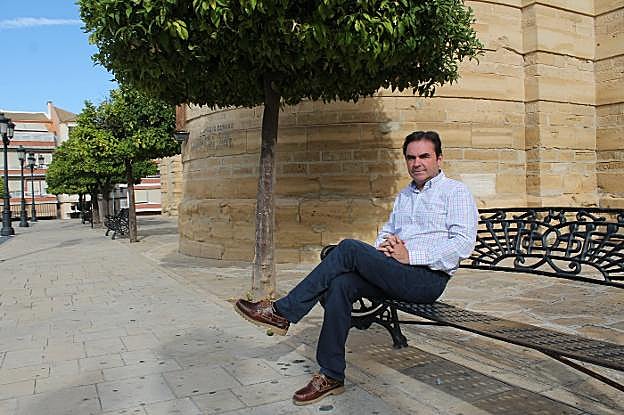 Miguel Moreno posa en la céntrica plaza de Andalucía en Porcuna.
