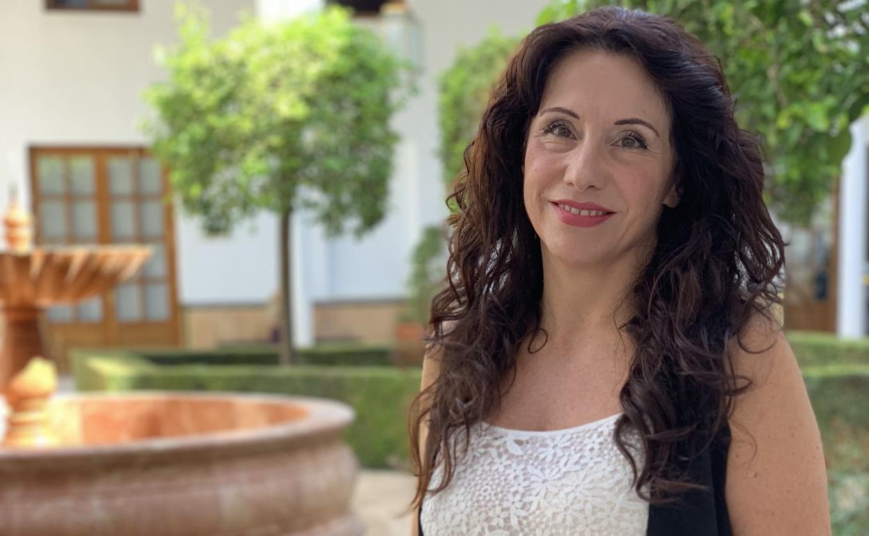 La consejera de Igualdad, Rocío Ruiz, en uno de los patios del Parlamento. 