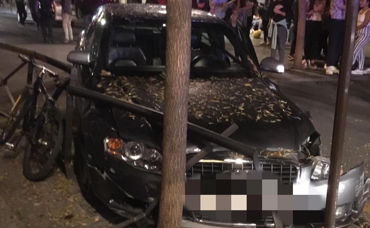 El coche se estampó contra una valla en la calle Pintor Velázquez.