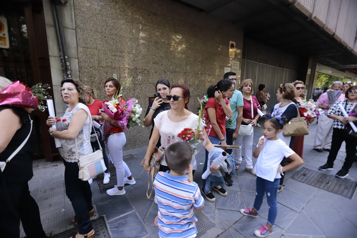 Miles de granadinos se reúnen en la Carrera para llenar de color la Basílica de las Angustias 