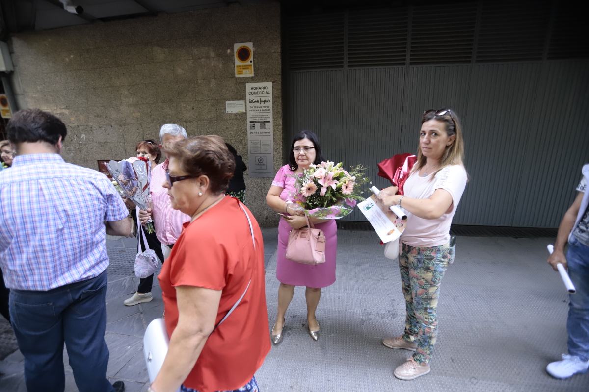 Miles de granadinos se reúnen en la Carrera para llenar de color la Basílica de las Angustias 