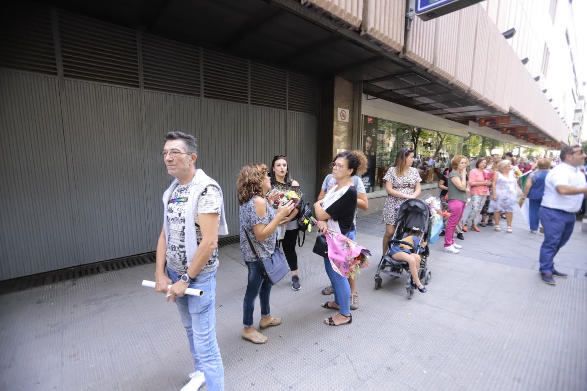 Miles de granadinos se reúnen en la Carrera para llenar de color la Basílica de las Angustias 