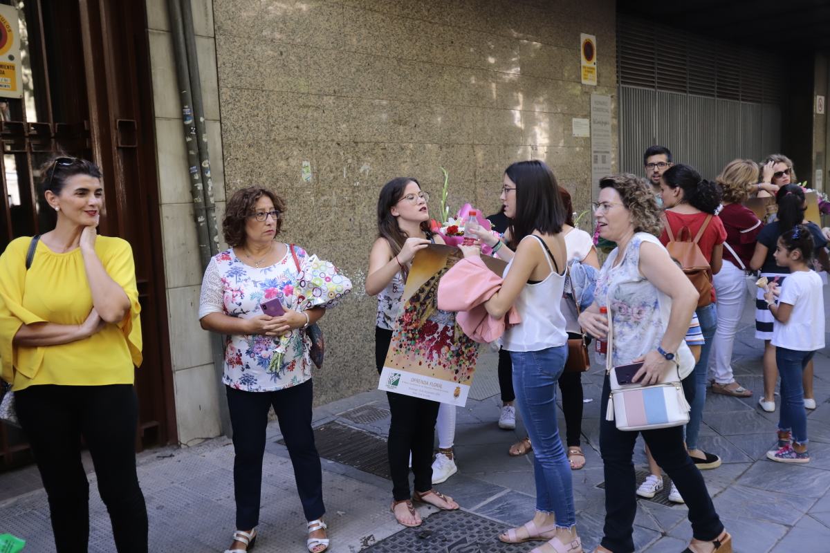 Miles de granadinos se reúnen en la Carrera para llenar de color la Basílica de las Angustias 