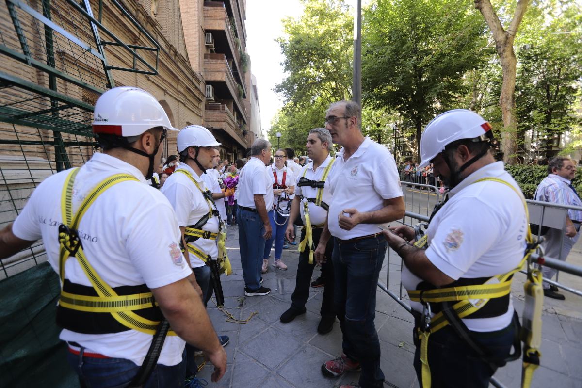 Miles de granadinos se reúnen en la Carrera para llenar de color la Basílica de las Angustias 