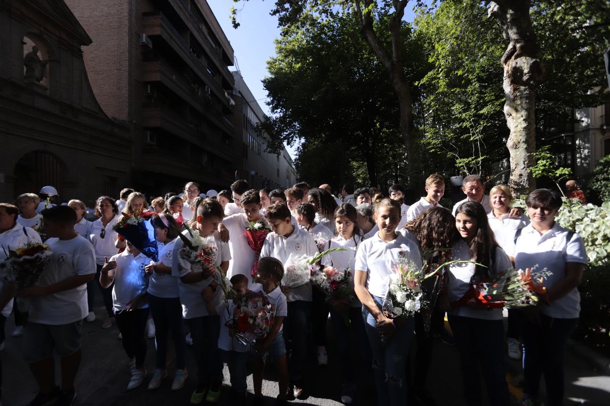 Miles de granadinos se reúnen en la Carrera para llenar de color la Basílica de las Angustias 