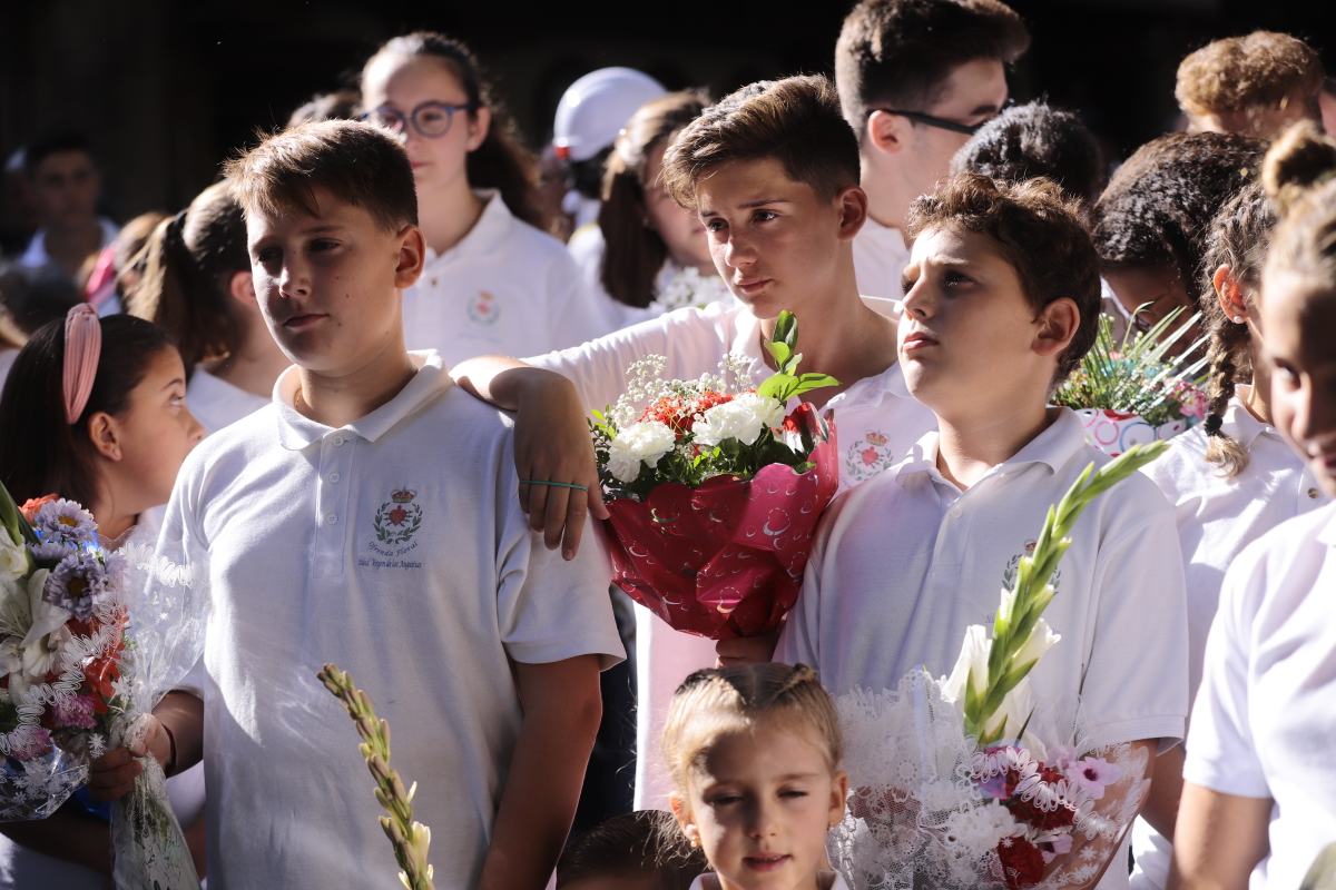 Miles de granadinos se reúnen en la Carrera para llenar de color la Basílica de las Angustias 