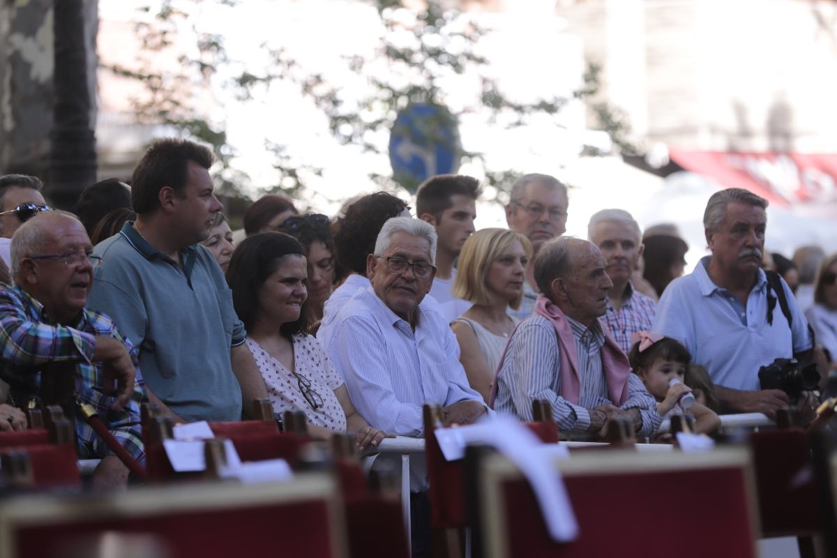 Miles de granadinos se reúnen en la Carrera para llenar de color la Basílica de las Angustias 