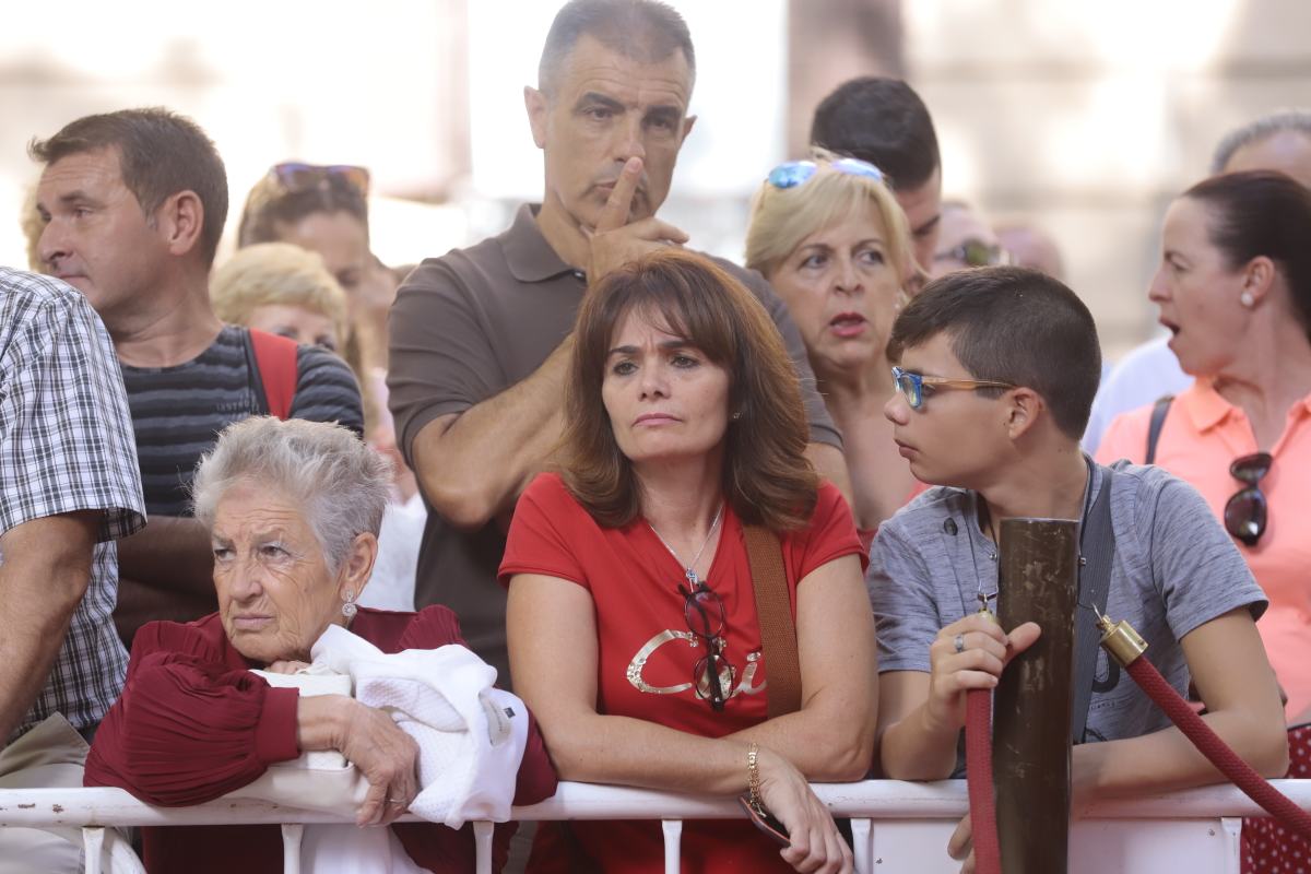 Miles de granadinos se reúnen en la Carrera para llenar de color la Basílica de las Angustias 