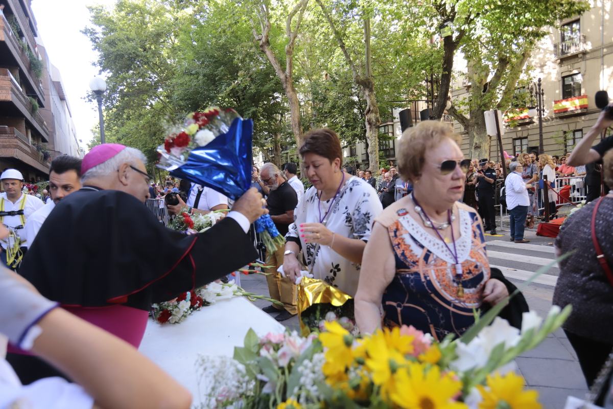 Miles de granadinos se reúnen en la Carrera para llenar de color la Basílica de las Angustias 