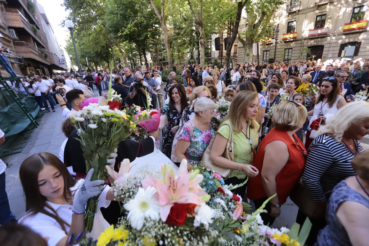 Miles de granadinos se reúnen en la Carrera para llenar de color la Basílica de las Angustias 