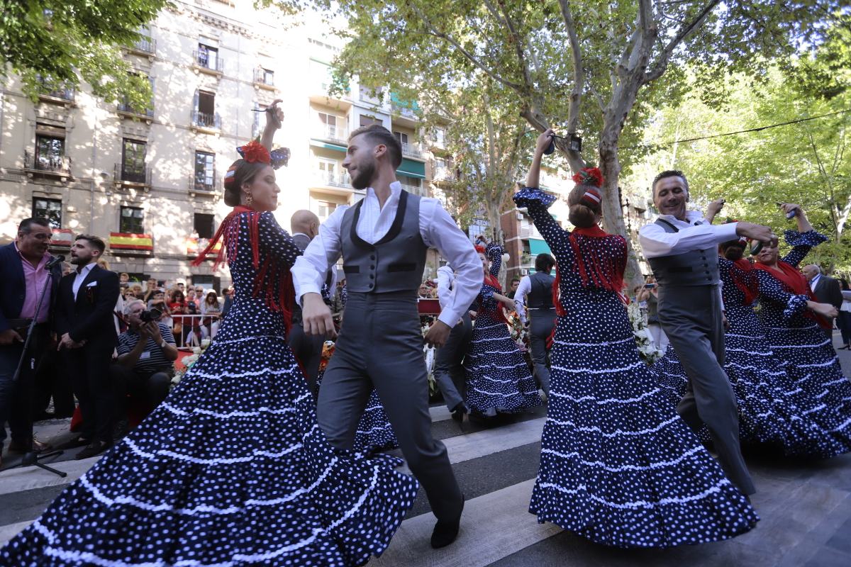 Miles de granadinos se reúnen en la Carrera para llenar de color la Basílica de las Angustias 