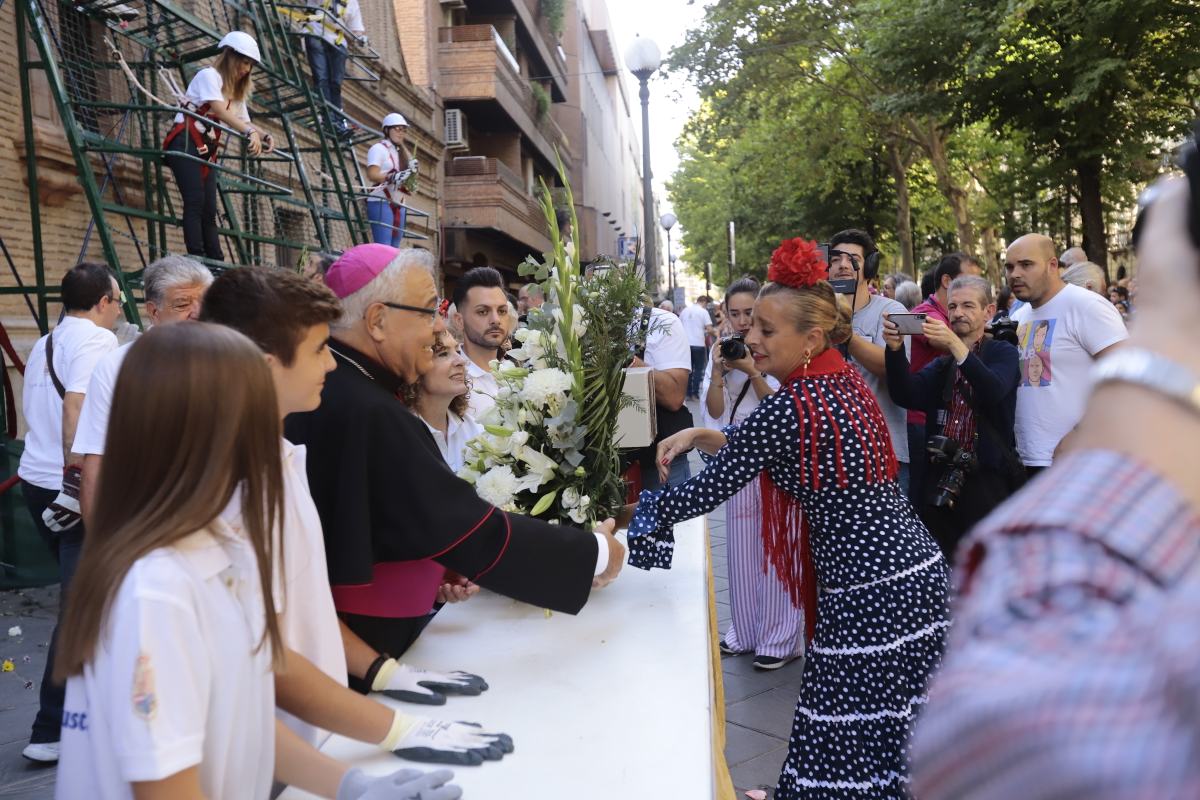 Miles de granadinos se reúnen en la Carrera para llenar de color la Basílica de las Angustias 