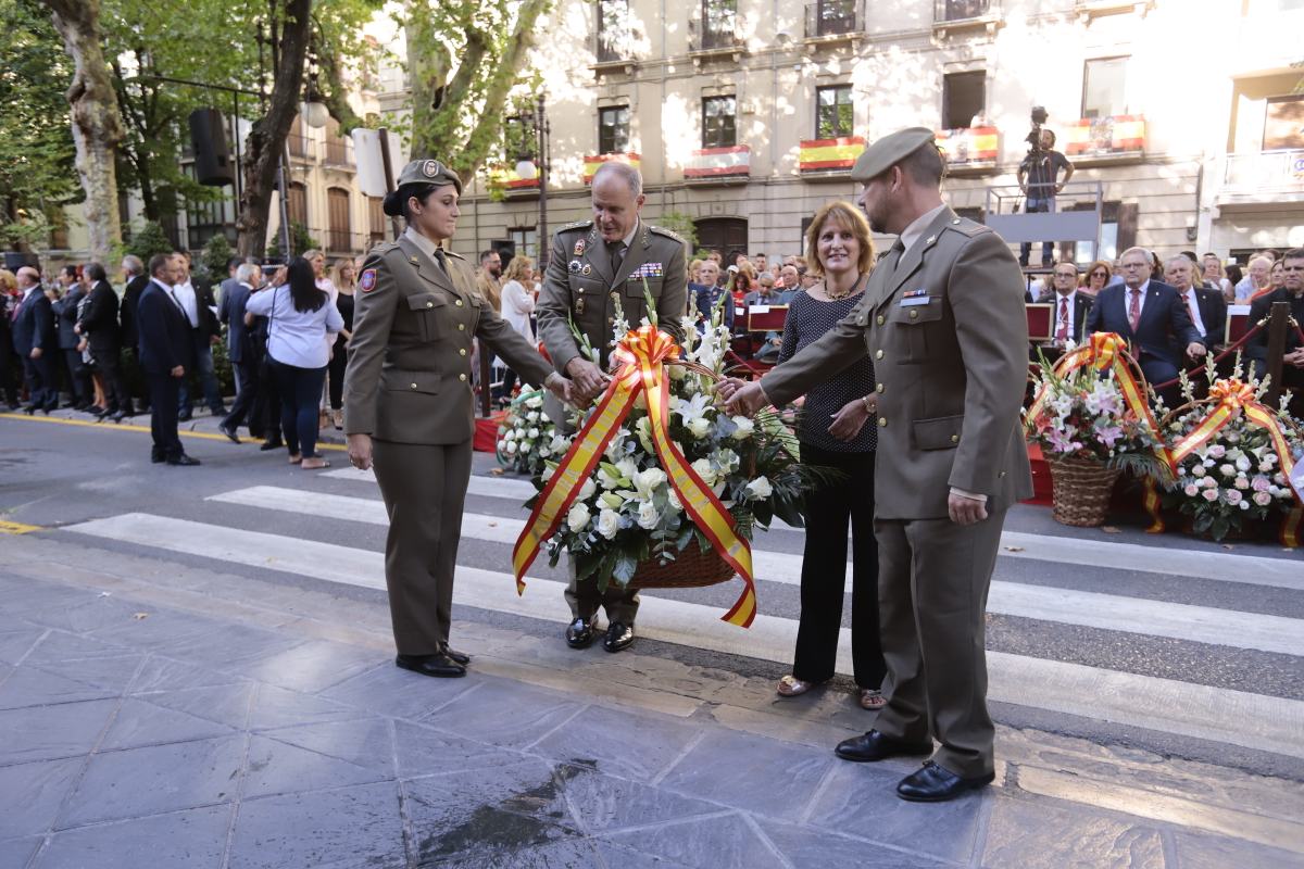 Miles de granadinos se reúnen en la Carrera para llenar de color la Basílica de las Angustias 