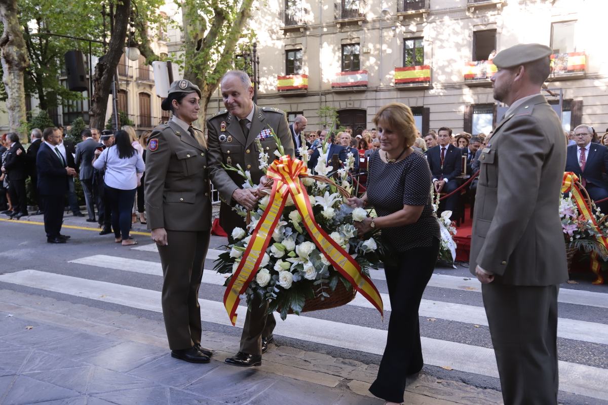 Miles de granadinos se reúnen en la Carrera para llenar de color la Basílica de las Angustias 