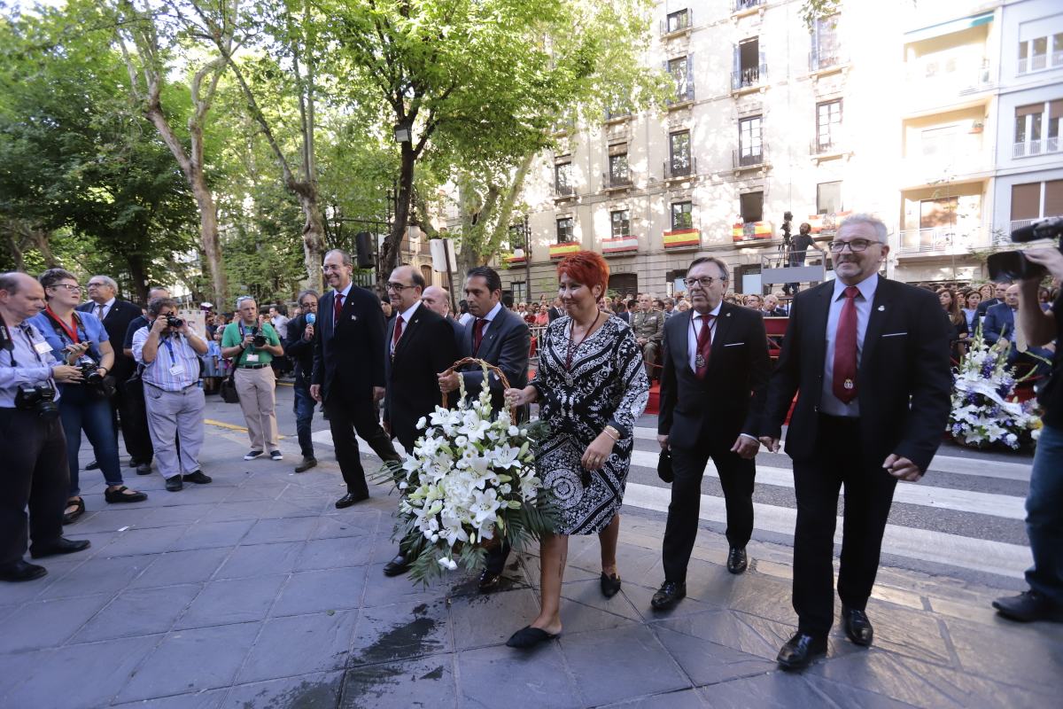 Miles de granadinos se reúnen en la Carrera para llenar de color la Basílica de las Angustias 