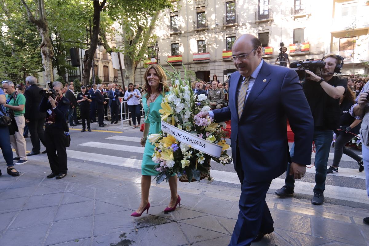 Miles de granadinos se reúnen en la Carrera para llenar de color la Basílica de las Angustias 