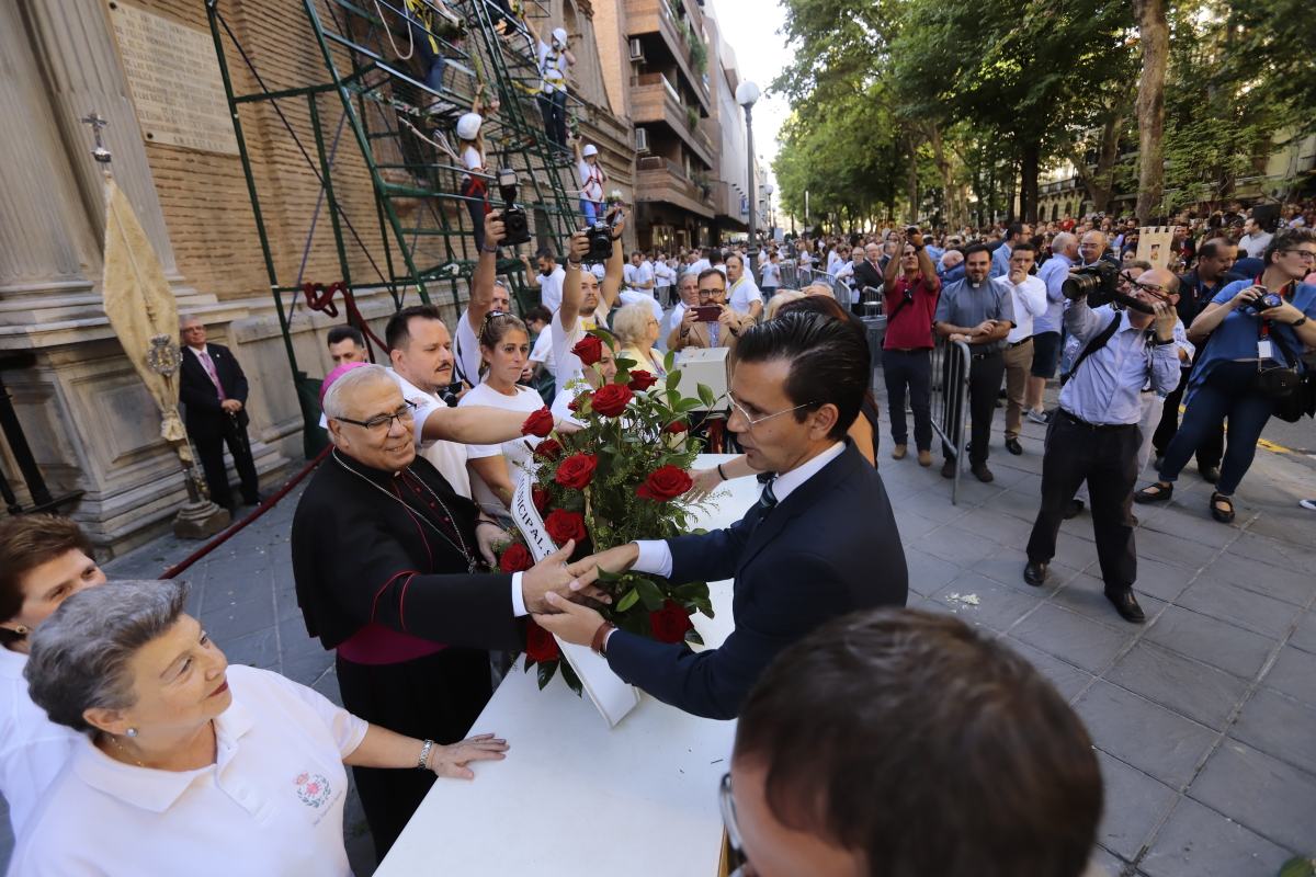 Miles de granadinos se reúnen en la Carrera para llenar de color la Basílica de las Angustias 