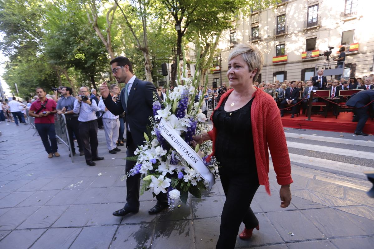 Miles de granadinos se reúnen en la Carrera para llenar de color la Basílica de las Angustias 