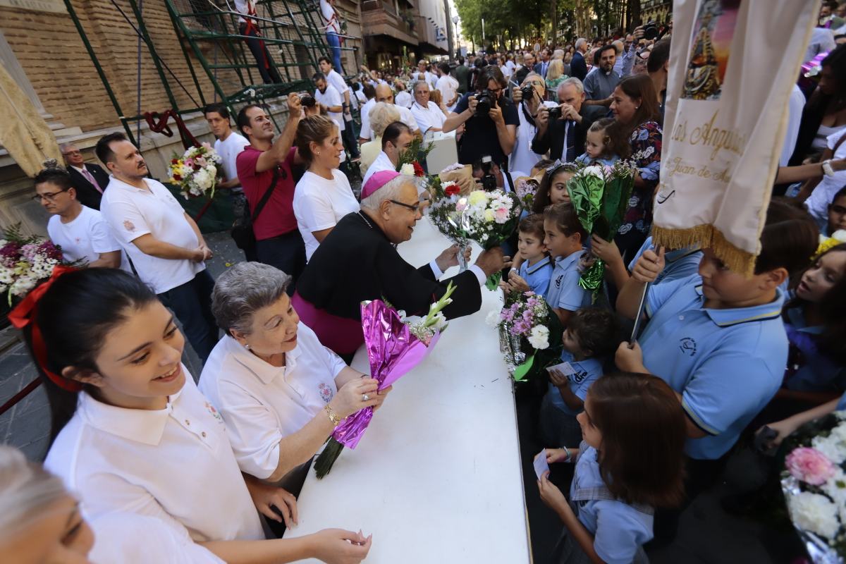 Miles de granadinos se reúnen en la Carrera para llenar de color la Basílica de las Angustias 