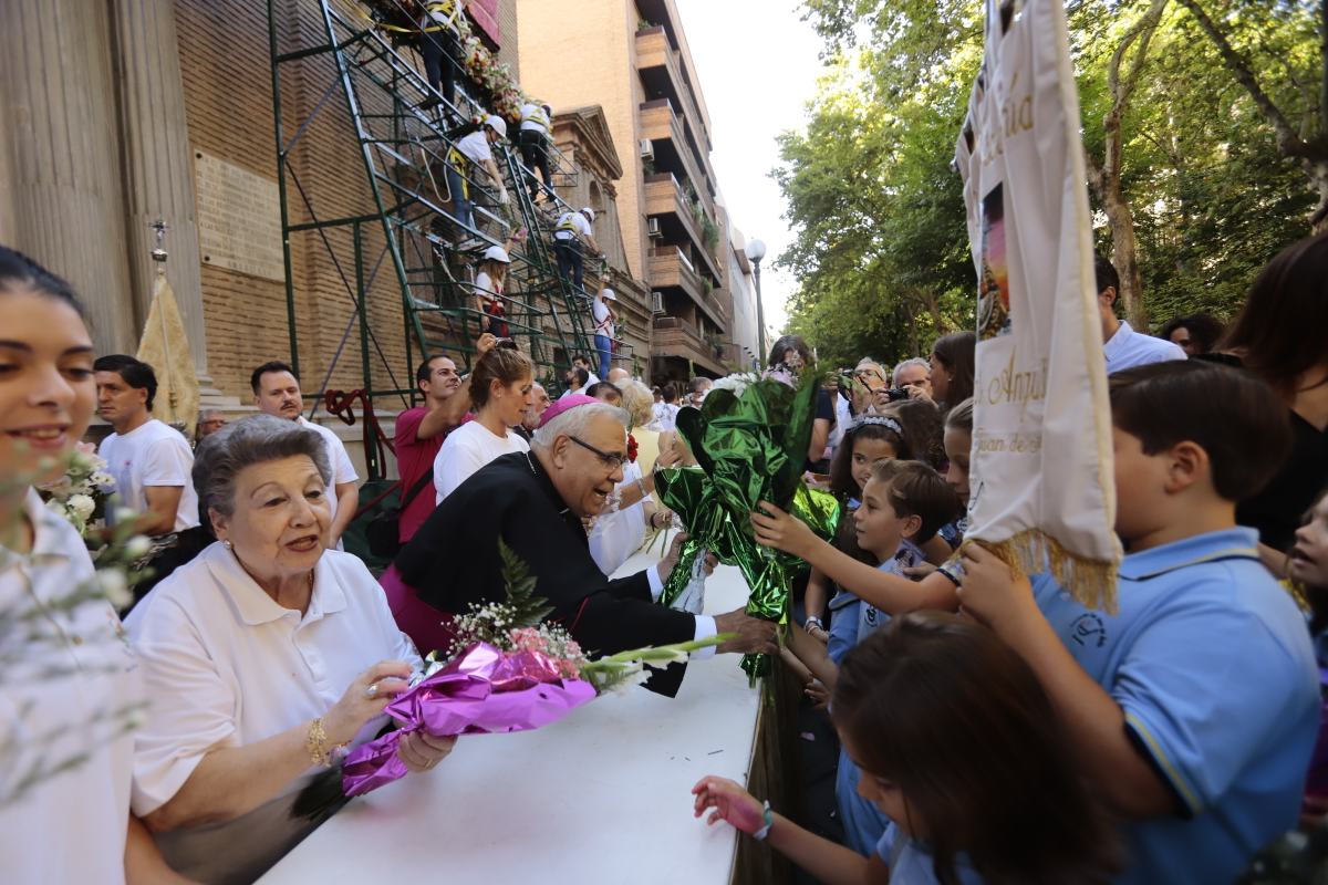 Miles de granadinos se reúnen en la Carrera para llenar de color la Basílica de las Angustias 