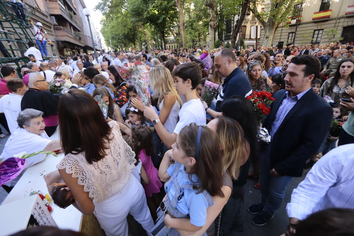 Miles de granadinos se reúnen en la Carrera para llenar de color la Basílica de las Angustias 