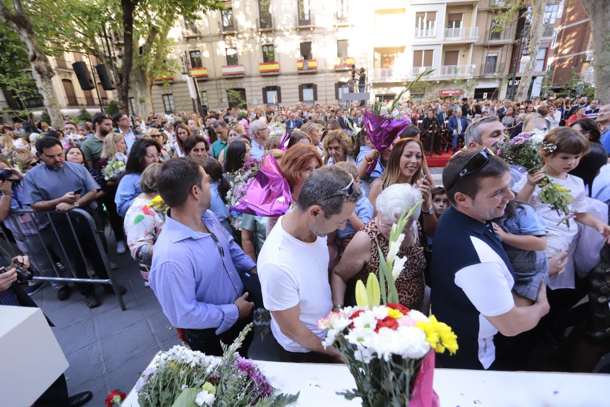 Miles de granadinos se reúnen en la Carrera para llenar de color la Basílica de las Angustias 