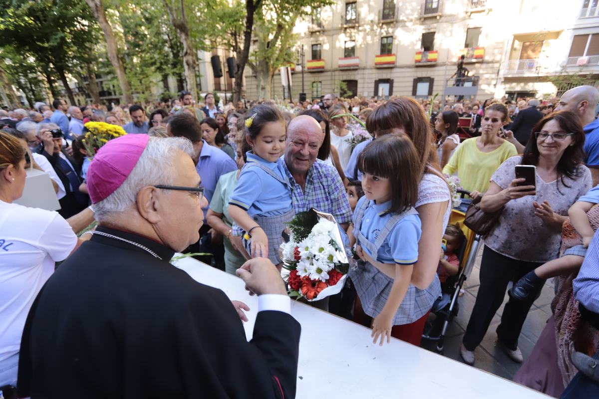 Miles de granadinos se reúnen en la Carrera para llenar de color la Basílica de las Angustias 