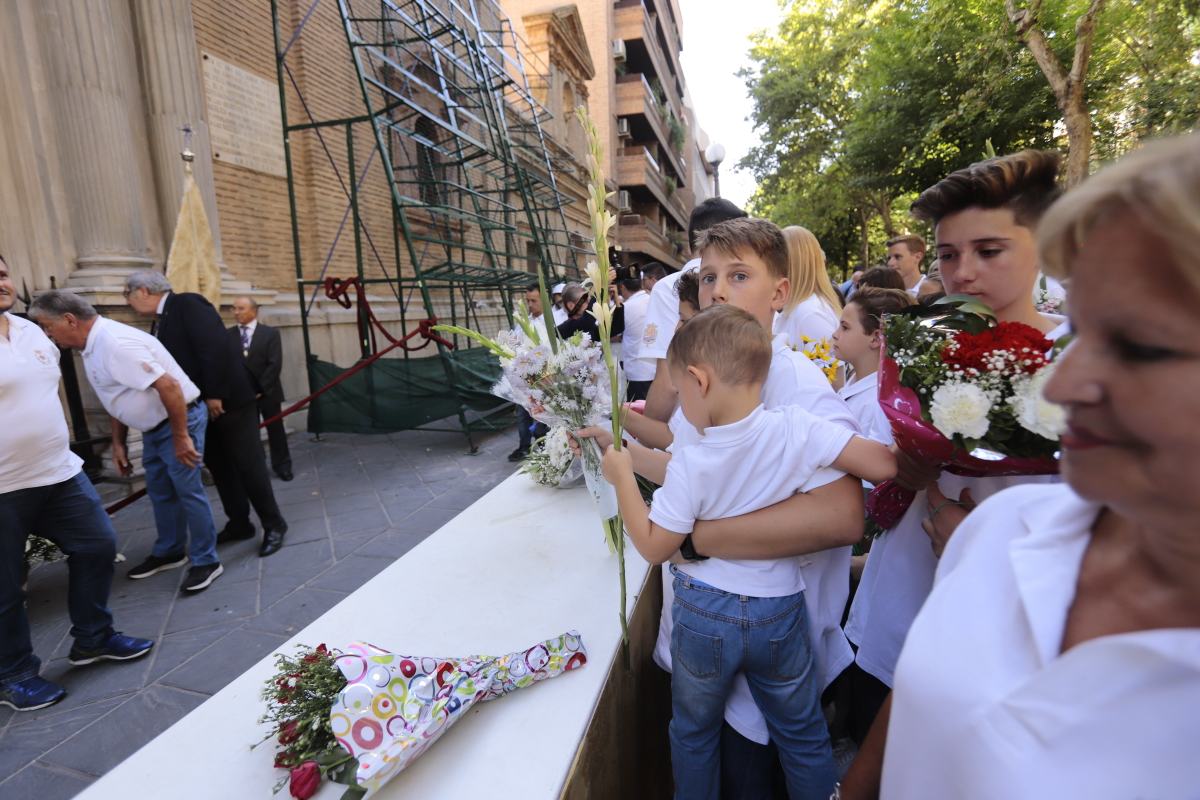 Miles de granadinos se reúnen en la Carrera para llenar de color la Basílica de las Angustias 