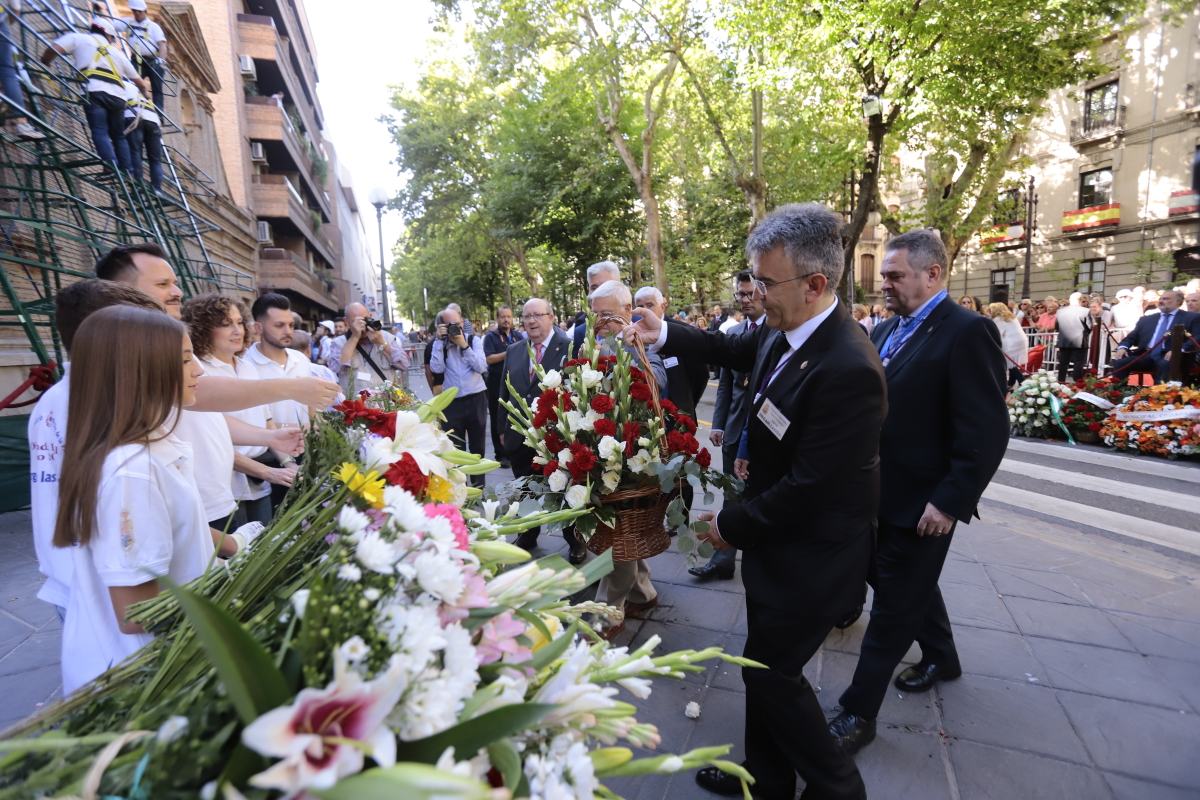 Miles de granadinos se reúnen en la Carrera para llenar de color la Basílica de las Angustias 