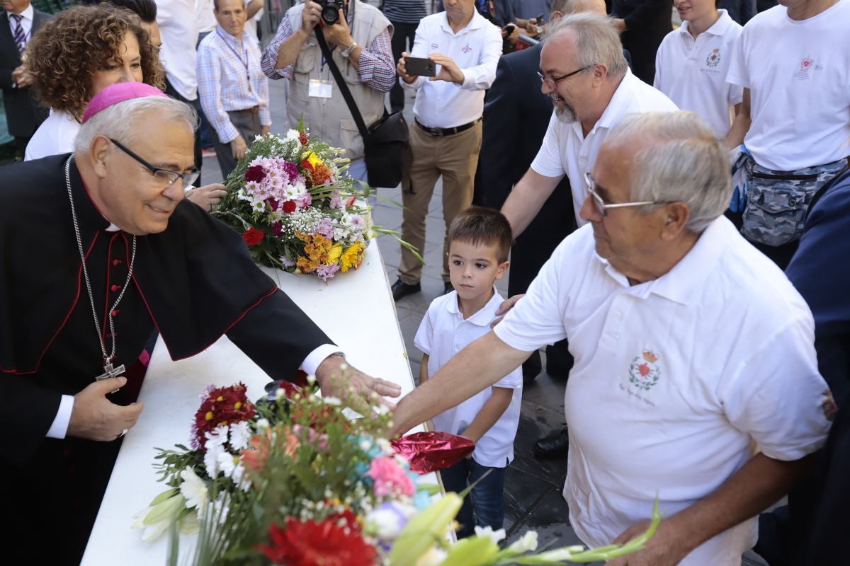 Miles de granadinos se reúnen en la Carrera para llenar de color la Basílica de las Angustias 