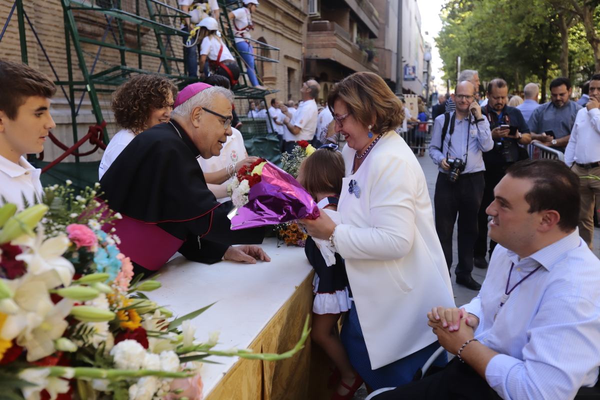 Miles de granadinos se reúnen en la Carrera para llenar de color la Basílica de las Angustias 