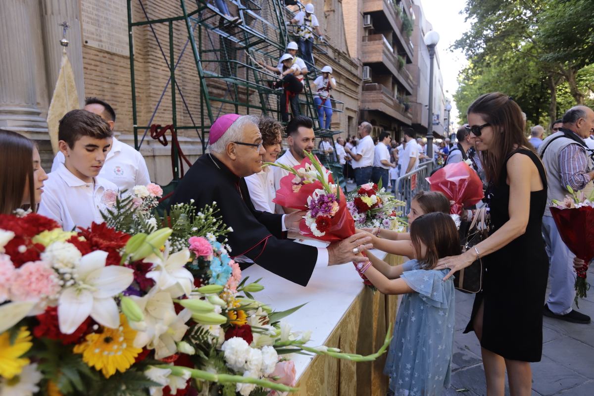 Miles de granadinos se reúnen en la Carrera para llenar de color la Basílica de las Angustias 