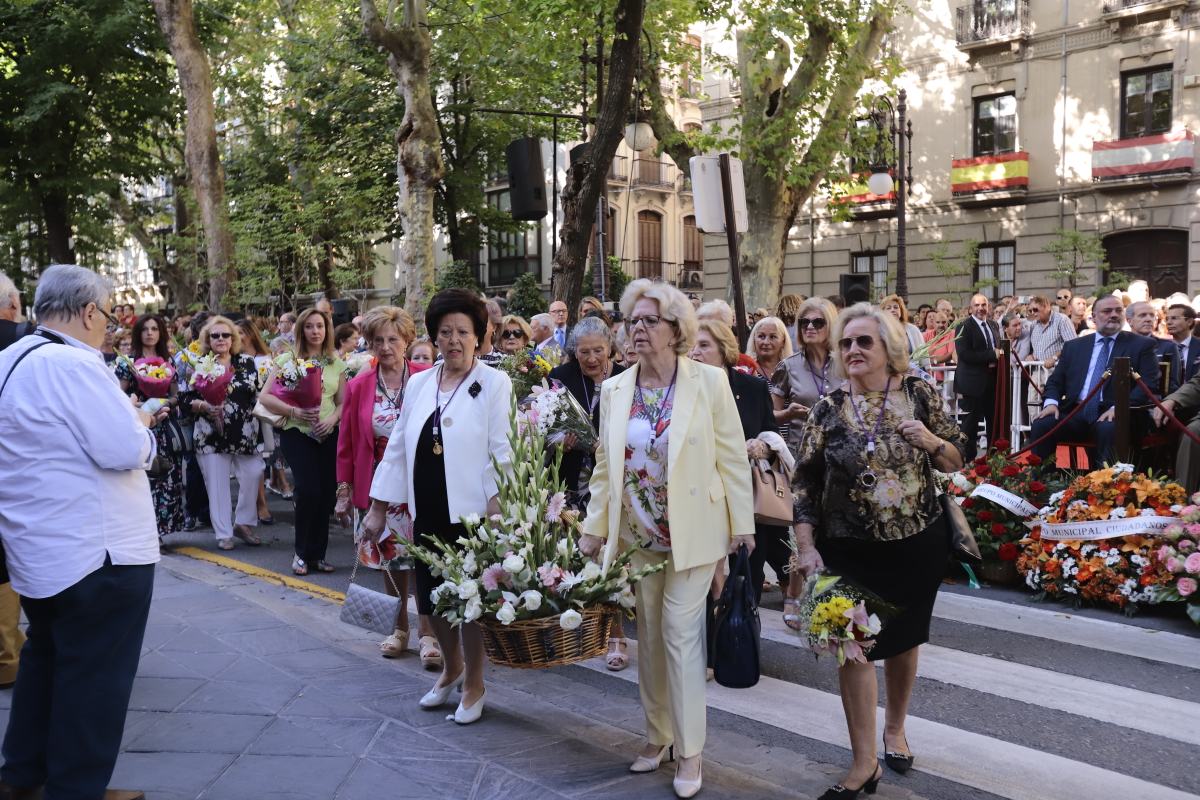 Miles de granadinos se reúnen en la Carrera para llenar de color la Basílica de las Angustias 