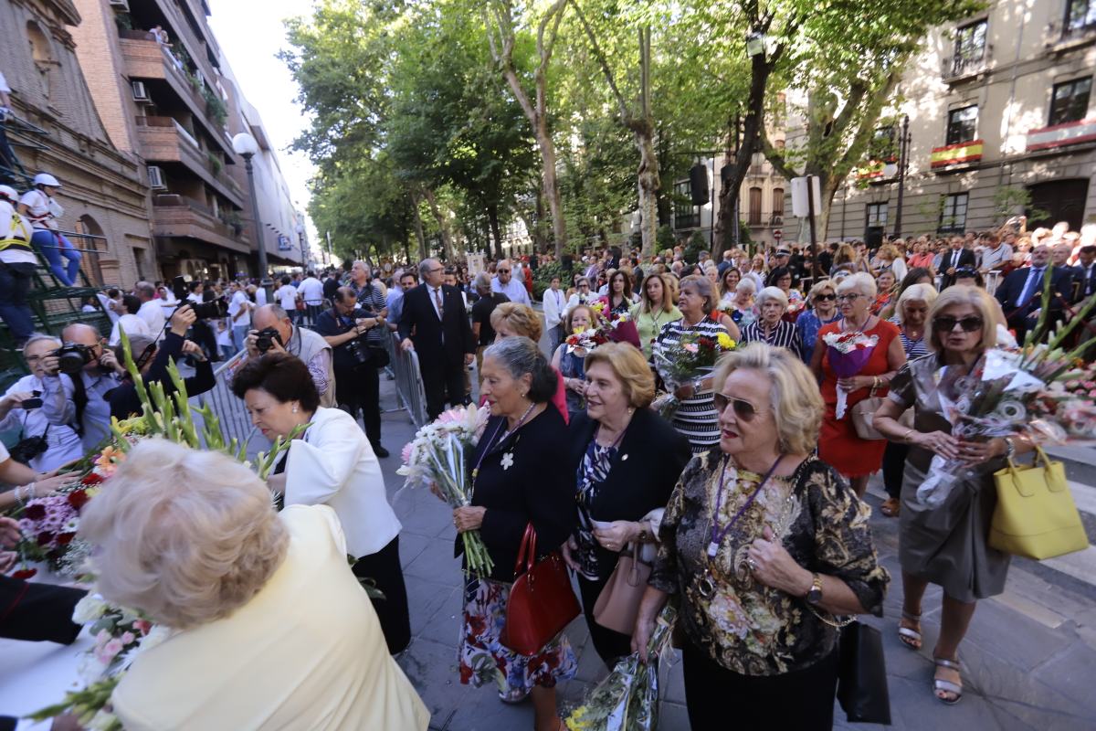 Miles de granadinos se reúnen en la Carrera para llenar de color la Basílica de las Angustias 