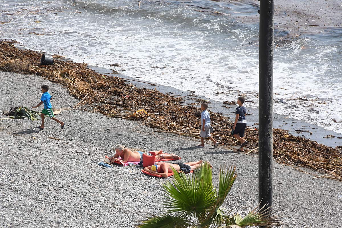 La Rábita y La Mamola amanecían ayer llenas de residuos, que los Ayuntamientos tratarán de eliminar hoy, a pesar de que en la zona no ha caído ni una gota de lluvia