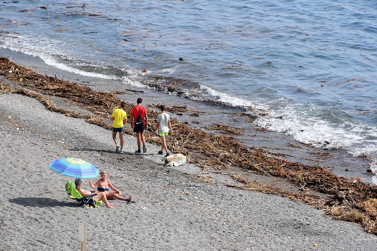 La Rábita y La Mamola amanecían ayer llenas de residuos, que los Ayuntamientos tratarán de eliminar hoy, a pesar de que en la zona no ha caído ni una gota de lluvia