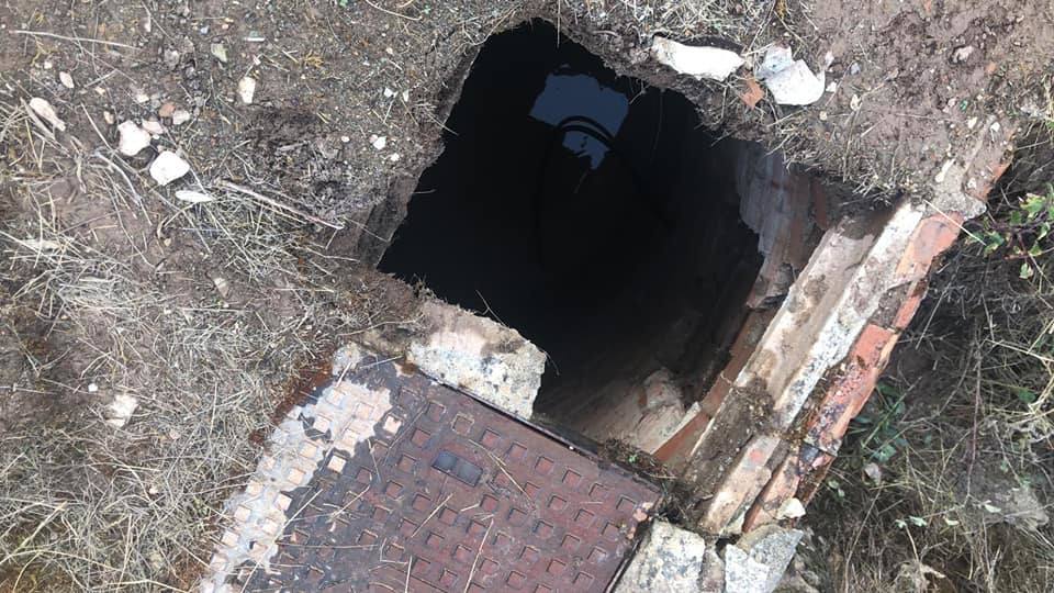 El pozo, en Sierra Pelá, estaba cubierto pero la tapa se desplomó al pasar el cazador. 