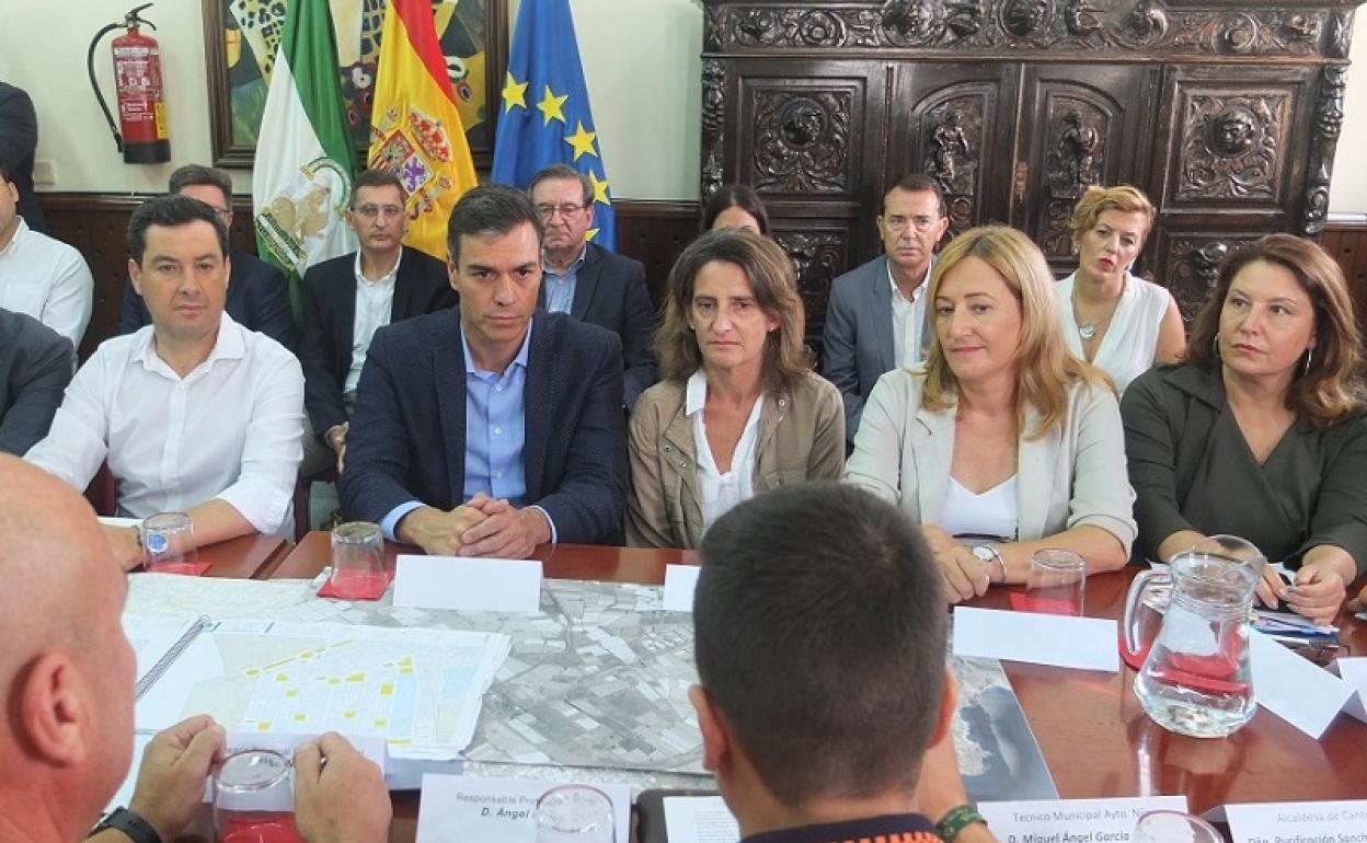 Juanma Moreno, Pedro Sánchez, Teresa Ribera, Esperanza Pérez y Carmen Crespo.