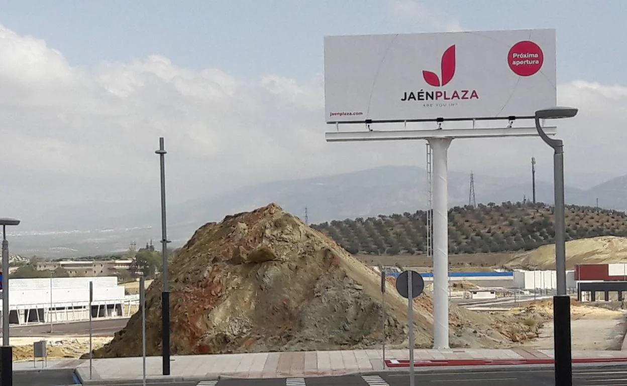 Cartel del parque comercial Jaén Plaza, anunciado su próximo apertura. 