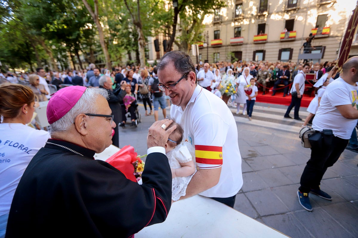 Miles de granadinos se reúnen en la Carrera para llenar de color la Basílica de las Angustias 