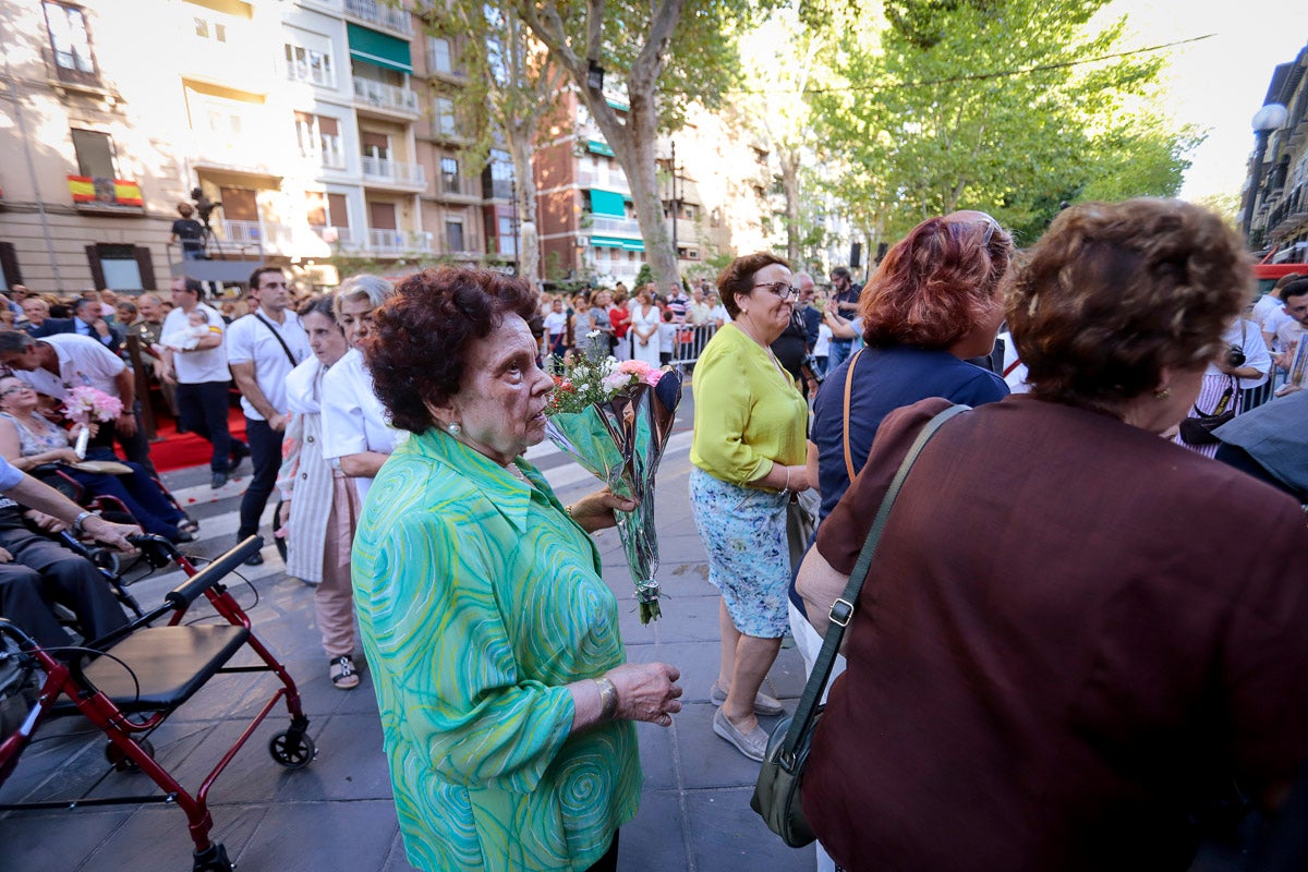 Miles de granadinos se reúnen en la Carrera para llenar de color la Basílica de las Angustias 