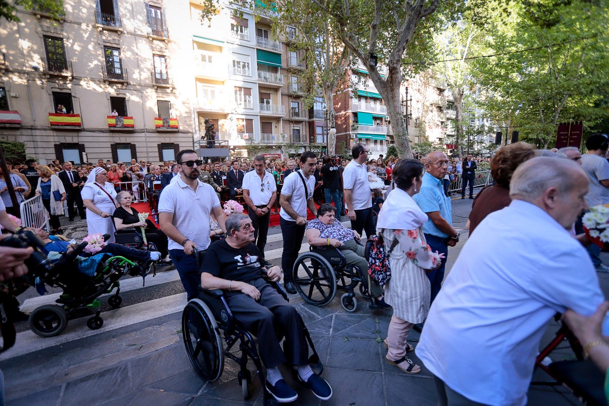 Miles de granadinos se reúnen en la Carrera para llenar de color la Basílica de las Angustias 