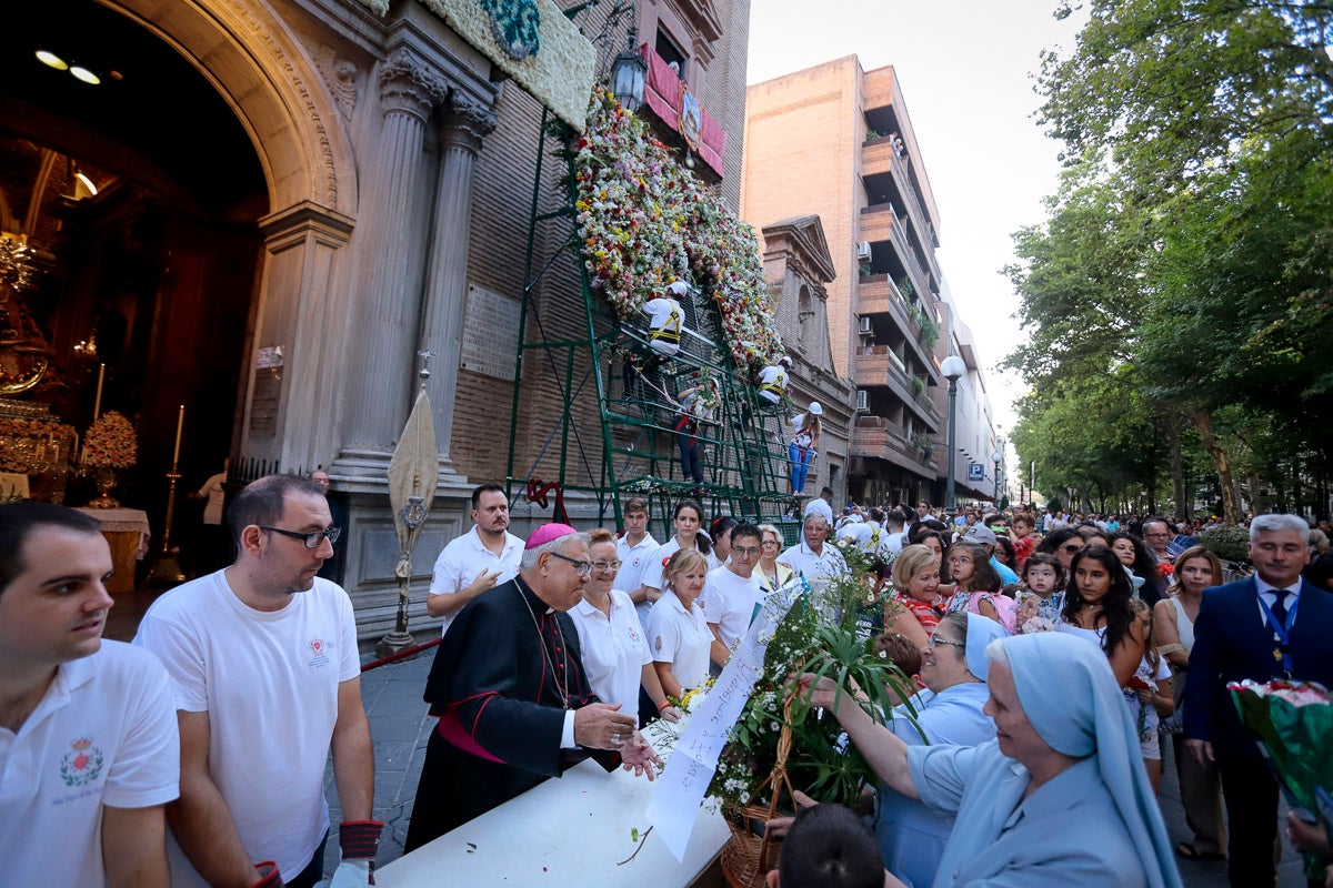 Miles de granadinos se reúnen en la Carrera para llenar de color la Basílica de las Angustias 