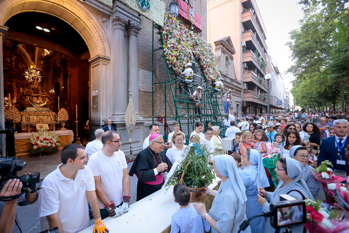 Miles de granadinos se reúnen en la Carrera para llenar de color la Basílica de las Angustias 