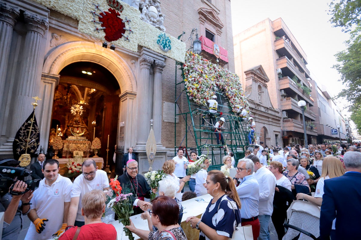 Miles de granadinos se reúnen en la Carrera para llenar de color la Basílica de las Angustias 