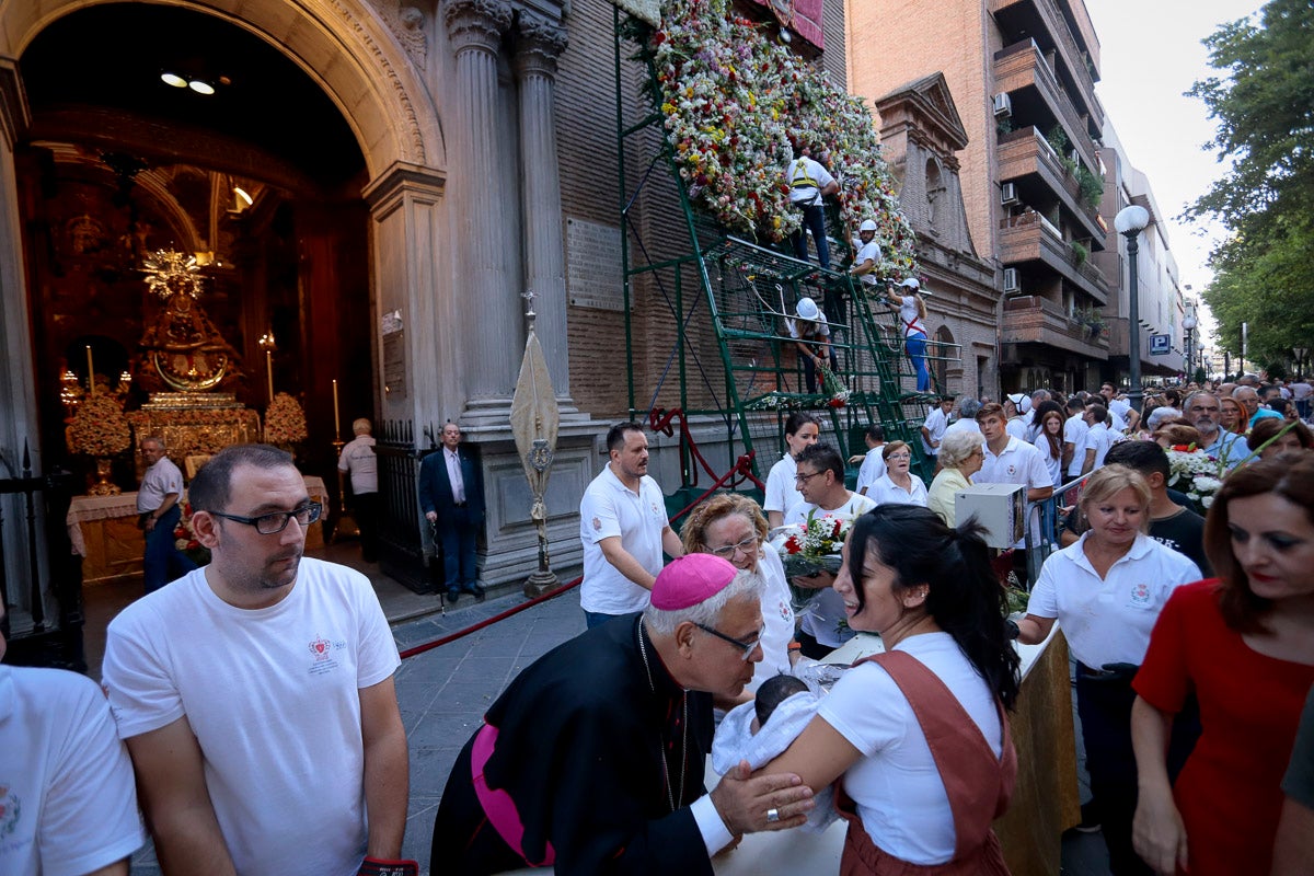 Miles de granadinos se reúnen en la Carrera para llenar de color la Basílica de las Angustias 