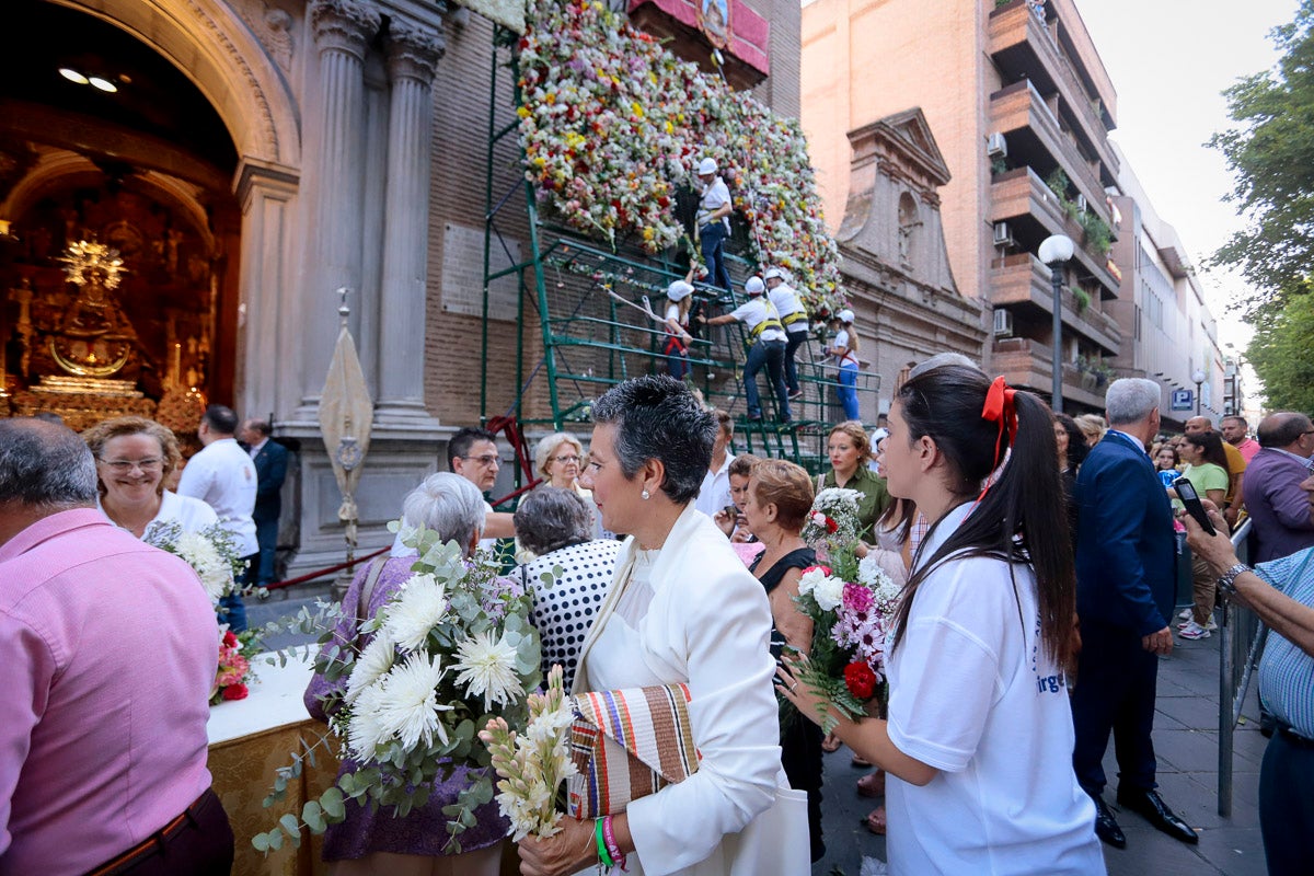 Miles de granadinos se reúnen en la Carrera para llenar de color la Basílica de las Angustias 