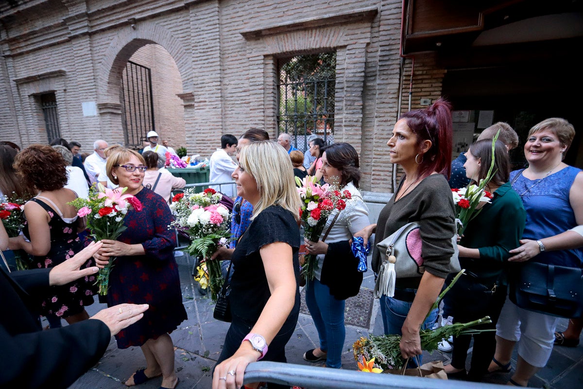 Miles de granadinos se reúnen en la Carrera para llenar de color la Basílica de las Angustias 