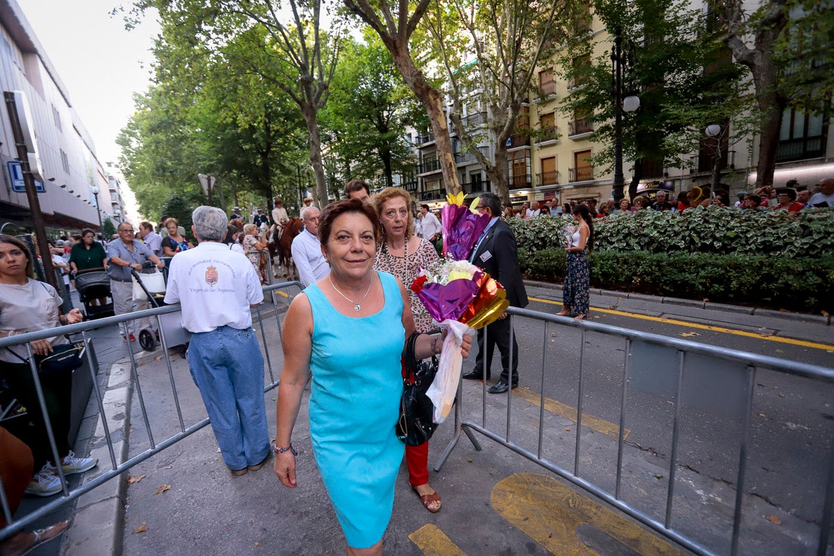 Miles de granadinos se reúnen en la Carrera para llenar de color la Basílica de las Angustias 